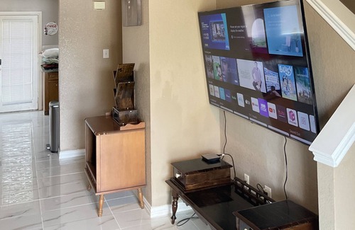 Webster House | End of summer sale! Sleeps 8 NASA Space Center Houston Pop Culture Themed House