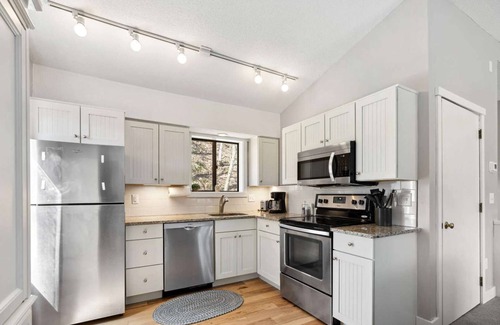 Quechee Condo | End Unit, Near Downtown Quechee | Mill Run 3A