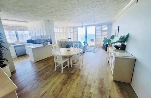 Surfers Paradise Apartment | Endless ocean views-spacious apartment with resort facilities, close to action