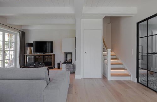 Oldsum House | Engels Cottage