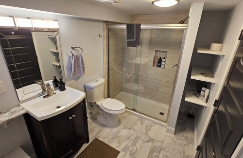 Petworth House | English Basement in Wash., DC - free off-street parking, walk to restaurants