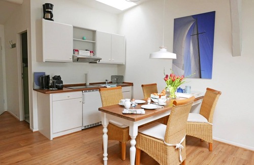 Kappeln Apartment | Enjoy a fantastic view of the Schlei in our spacious and charming "Speicherheimat" vacation apartment, which is located directly on Kappeln harbor in the historic warehouse