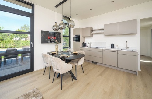 Workum House | Enjoy a luxurious 4-person villa near the water, with two bedrooms, two bathrooms and a sunny garden with lounge set.