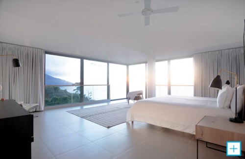 Glacis Villa | Enjoy a panorama of the Indian Ocean from a family-sized deck in the Seychelles!