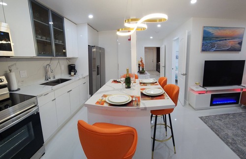 Edgewood House | Enjoy a stylish experience at this centrally-located place.nnnn
