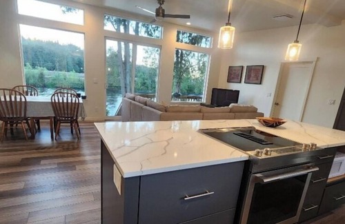 Springfield House | Enjoy Beautiful Sunsets on the Willamette River in a rural setting