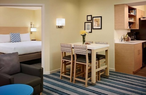 Monmouth Junction Hotel | Enjoy Free Breakfast and Outdoor Pool! Ideal Family Stay in Princeton!