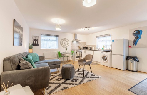 Chadwell Apartment | Enjoy In This Comfortable 1Bed Apartment with Fully Equipped Kitchen in Chadwell