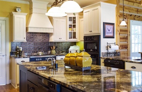 La Grange Bed & Breakfast | Enjoy Louisville, but relax a world away in KY bluegrass horse country