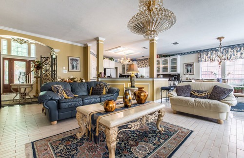 South Arlington House | ENJOY RESORT STYLE LUXURY ACCOMMODATIONS AT THE ESTATE HOME