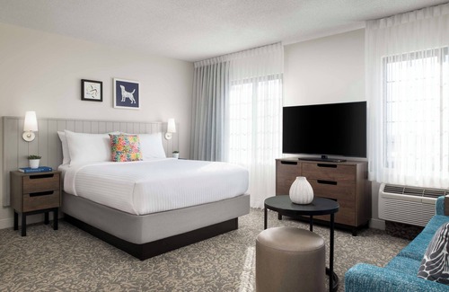 Thornhill Hotel | Enjoy Spacious Living at This Thornhill Suite w/Breakfast and Swimming Pool