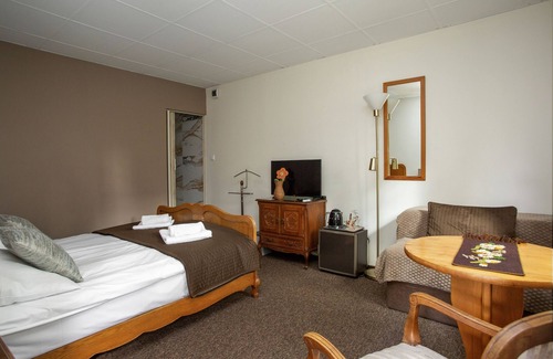 Niepolomice Hotel | Enjoy the silence and comfort of Under Oak site. Breakfast available on request