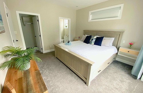 Youbou House | Enjoy This Fully Equipped, Modern Lakehouse Escape w/King Bed & Amazing Views