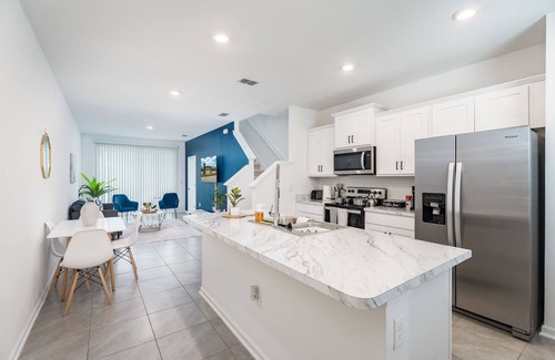 Baymeadows House | Enjoy this modern brand-new townhouse located in the heart of Jacksonville.