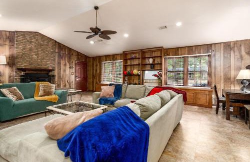 Pine Bluff House | Enjoyable Stay and Play Near Casino and Hospital
