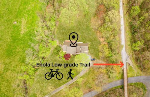 Refton House | Enola Trail Getaway - bikes, rural, BBQ ,King bed, patio