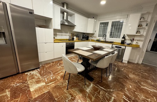 Poblats Maritims House | Enormous 2-Story Chalet close to the Beach and the Turia and City of Arts!