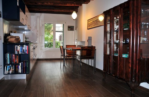 San Polo Apartment | "Enrico's Hideaway near the Rialto Bridge - It's Over The Moon!"