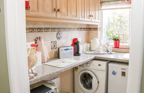 Stoney Stretton Cottage | ENSDON LEA COTTAGE, pet friendly, with a garden in Nesscliffe