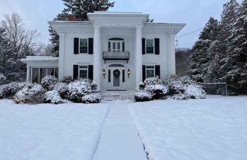 Thomaston Villa | Entertainer's Luxury Retreat