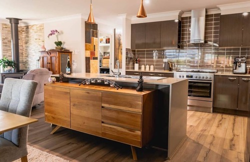 Beerwah House | Entertainer's paradise - child & pet friendly!