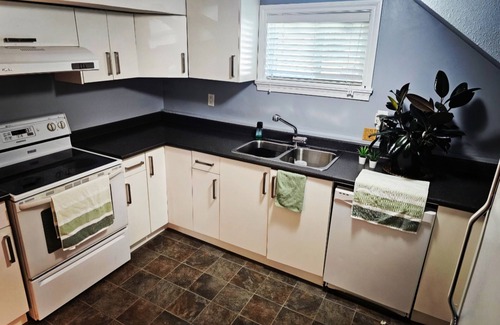 Surrey Newton House | Entertainers dream house on acreage in city! Sleeps 15!