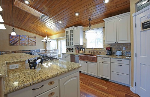 Gleneagle House | Entertaining at its Best, Minutes from AF Academy, Gourmet Kitchen,Gazebo, Fire Pit,Wifi, Pool Table