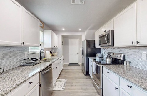 Central Arlington House | Entertainment Central | Updated Cottage AT&T Stad.