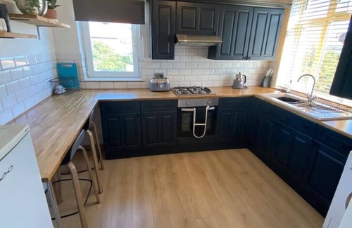 Worthing Apartment | Entire 2 bed property, 1 road back from the sea