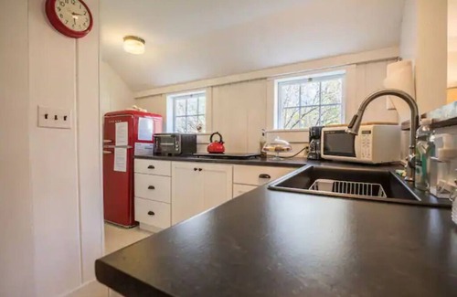 Walpole Cottage | Entire 3 Bedroom Cottage with lots of outdoor space 20 min to Brattleboro