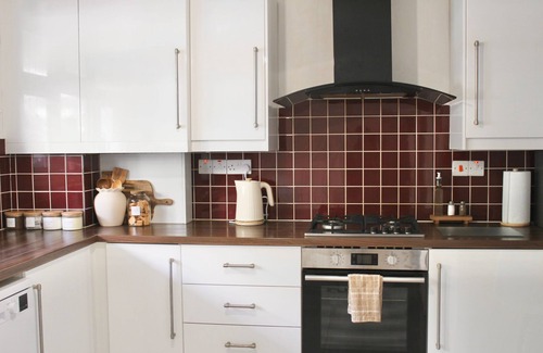 Shadwell Apartment | Entire 3 bedroom, ground floor, garden modern home