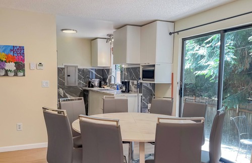 Lynnwood House | Entire 3BR/2BA Home: 5 beds, Kitchen, Laundry, Work Desk, Private Yard, AC