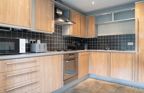 Huntingdon House | Entire 4 Bed House| Cosy |Luxury |Sleeps 7|Free Parking
