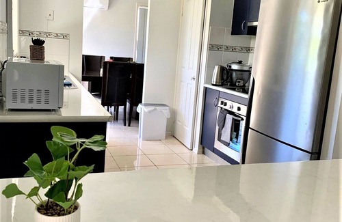 Kin Kora House | Entire 4 Bedroom House close to City and Airport -Wicks