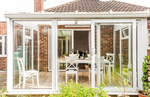 Ashford House | Entire 4-Bedroom Home Surrey