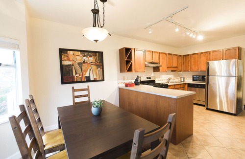 South Cambie House | Entire Beautiful, 4 Bdrm Character Home - 7 min to downtown.