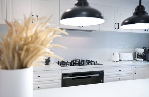 Lake Illawarra House | Entire Coastal Residential Family Home. Sleeps 12 - Lake & Beachside Property.