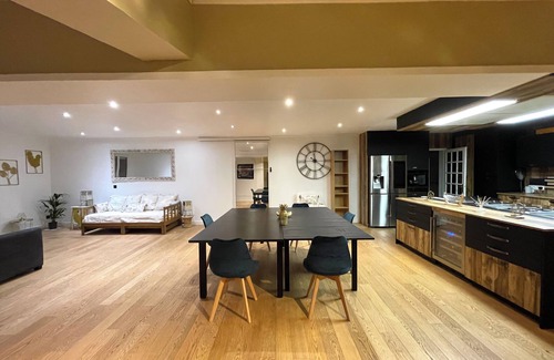 Cepet House | Entire cottage on large wooded plot Ideal for groups of up to 12 people