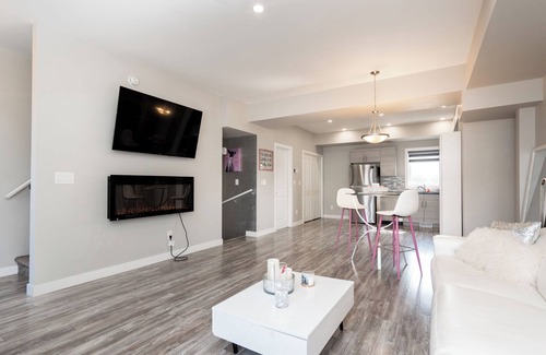 Fort Gary House | Entire Glitter House 4 Bedroom 3 bath with hottub!