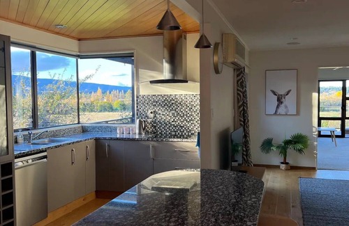 Alexandra House | Entire home in Earnscleugh, Central Otago