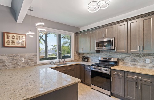 Ronkonkoma House | Entire House 3 Bedrooms 4beds 2 Bth. with lake views in Ronkonkoma.