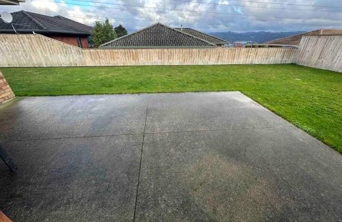 Upper Hutt House | Entire House!3Bedroom,2 Bathroom, Fully FencedYard