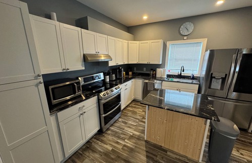 Cortland House | Entire house, 6 Bedroom. Newly remodeled duplex house with Central Air!