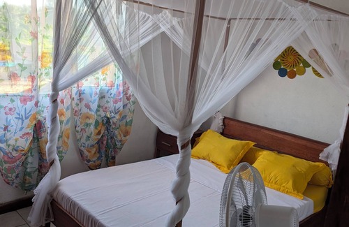 Maroantsetra Bed & Breakfast | Entire house facing the sea. Quiet, peaceful, secure, air-conditioned, integrated wifi