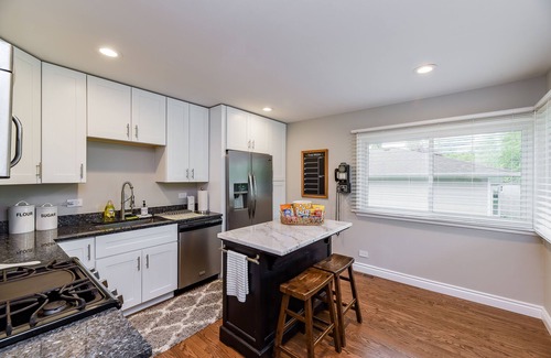 Wheaton House | Entire House! Sleeps 6-Cozy, Clean & Well-Stocked