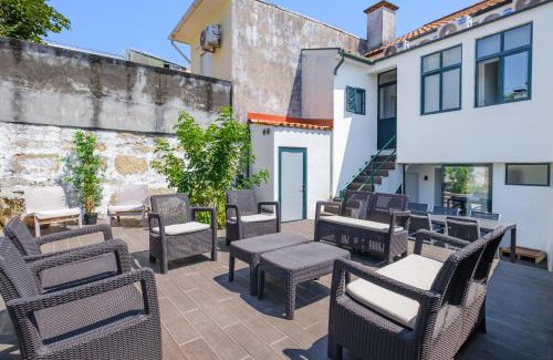 Santa Marinha House | Entire House with 4 Master Suites & Backyard - Central Location