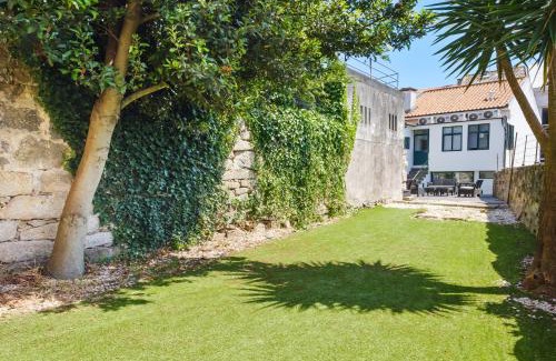 Santa Marinha House | Entire House with 4 Master Suites & Backyard - Central Location
