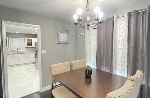 Chicago Heights House | Entire Luxurious Home. Free parking+Fast Wi-Fi Central Location. Private Getaway