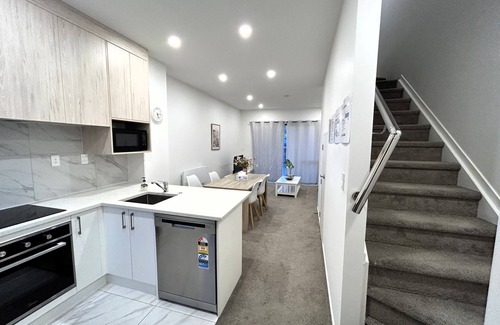 Auckland House | Entire Luxury Cosy Townhouse with Master Bedrooms,10 min to Airport/Sylvia Park