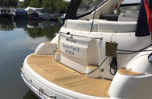 Runnymede Boat Rental | ENTIRE LUXURY MOTOR YACHT 70sqm - Oyster Fund - 2 double bedrooms both en-suite - HEATING sleeps up to 4 people - moored on our Private Island - Legoland 8min WINDSOR THORPE PARK 8min ASCOT RACES Heathrow WENTWORTH LONDON Lapland UK Royal Holloway